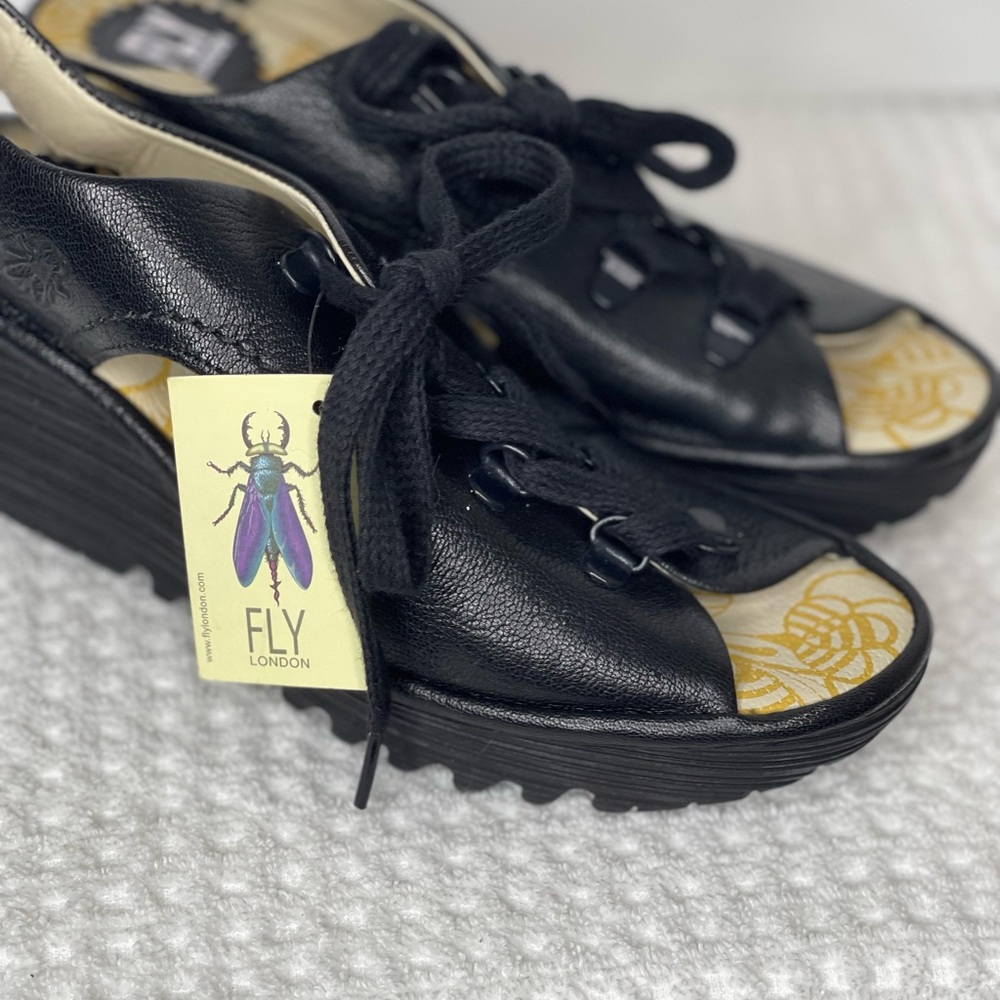 NEW FLY LONDON WEDGE SANDALS SIZE 7.5 NWT - Picture 2 of 8